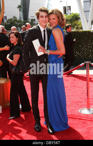 Brenda Strong mit Sohn Henry Primetime Creative Arts Emmy Awards 2011 - Ankünfte Held in The Nokia Theatre L.A. Live Los Angeles, Kalifornien - 10.09.11 Stockfoto