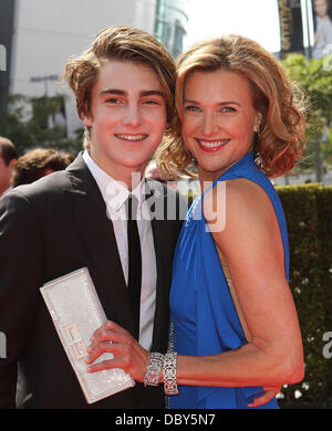 Brenda Strong mit Sohn Henry Primetime Creative Arts Emmy Awards 2011 - Ankünfte Held in The Nokia Theatre L.A. Live Los Angeles, Kalifornien - 10.09.11 Stockfoto