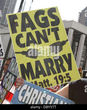 Atmosphäre-Mitglieder der Westboro Baptist Church Protest bei der New York Fashion Week. Organisatoren rekrutiert zusätzliches Sicherheitspersonal um sicherzustellen, dass die Westboro Demonstranten nicht, das Publikum in New York City, USA - 10.09.11 beleidigen Stockfoto