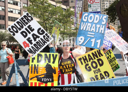 Atmosphäre-Mitglieder der Westboro Baptist Church Protest bei der New York Fashion Week. Organisatoren rekrutiert zusätzliches Sicherheitspersonal um sicherzustellen, dass die Westboro Demonstranten nicht, das Publikum in New York City, USA - 10.09.11 beleidigen Stockfoto