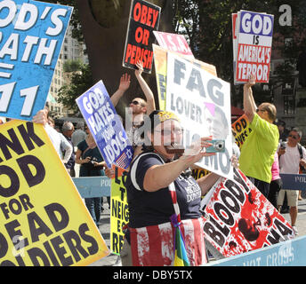 Atmosphäre-Mitglieder der Westboro Baptist Church Protest bei der New York Fashion Week. Organisatoren rekrutiert zusätzliches Sicherheitspersonal um sicherzustellen, dass die Westboro Demonstranten nicht, das Publikum in New York City, USA - 10.09.11 beleidigen Stockfoto