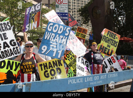 Atmosphäre-Mitglieder der Westboro Baptist Church Protest bei der New York Fashion Week. Organisatoren rekrutiert zusätzliches Sicherheitspersonal um sicherzustellen, dass die Westboro Demonstranten nicht, das Publikum in New York City, USA - 10.09.11 beleidigen Stockfoto