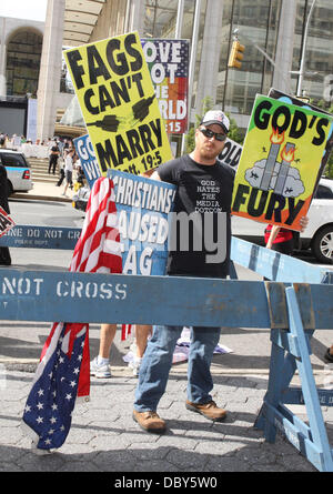 Atmosphäre-Mitglieder der Westboro Baptist Church Protest bei der New York Fashion Week. Organisatoren rekrutiert zusätzliches Sicherheitspersonal um sicherzustellen, dass die Westboro Demonstranten nicht, das Publikum in New York City, USA - 10.09.11 beleidigen Stockfoto