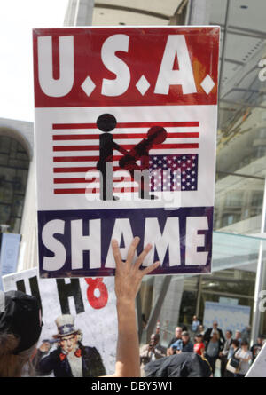 Atmosphäre-Mitglieder der Westboro Baptist Church Protest bei der New York Fashion Week. Organisatoren rekrutiert zusätzliches Sicherheitspersonal um sicherzustellen, dass die Westboro Demonstranten nicht, das Publikum in New York City, USA - 10.09.11 beleidigen Stockfoto