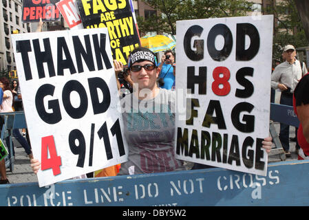 Atmosphäre-Mitglieder der Westboro Baptist Church Protest bei der New York Fashion Week. Organisatoren rekrutiert zusätzliches Sicherheitspersonal um sicherzustellen, dass die Westboro Demonstranten nicht, das Publikum in New York City, USA - 10.09.11 beleidigen Stockfoto