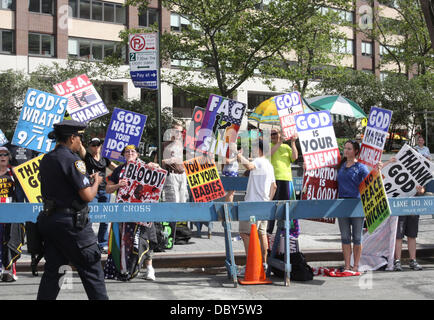 Atmosphäre-Mitglieder der Westboro Baptist Church Protest bei der New York Fashion Week. Organisatoren rekrutiert zusätzliches Sicherheitspersonal um sicherzustellen, dass die Westboro Demonstranten nicht, das Publikum in New York City, USA - 10.09.11 beleidigen Stockfoto