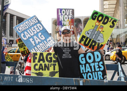 Atmosphäre-Mitglieder der Westboro Baptist Church Protest bei der New York Fashion Week. Organisatoren rekrutiert zusätzliches Sicherheitspersonal um sicherzustellen, dass die Westboro Demonstranten nicht, das Publikum in New York City, USA - 10.09.11 beleidigen Stockfoto