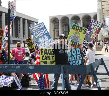 Atmosphäre-Mitglieder der Westboro Baptist Church Protest bei der New York Fashion Week. Organisatoren rekrutiert zusätzliches Sicherheitspersonal um sicherzustellen, dass die Westboro Demonstranten nicht, das Publikum in New York City, USA - 10.09.11 beleidigen Stockfoto