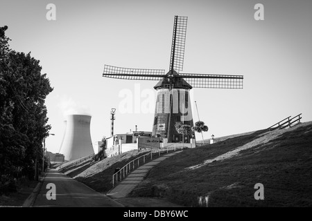 Windmühle von Doel mit dem Kernkraftwerk im Hintergrund Stockfoto