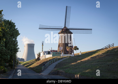 Windmühle von Doel in Belgien mit dem Atomkraftwerk, im Besitz von Electrabel, im Hintergrund Stockfoto