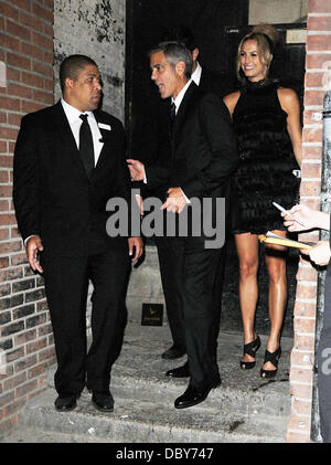 George Clooney und Stacy Keibler nach dem Besuch der Fox Searchlight Pictures, Belvedere Vodka und Vanity Fair Feier des "Martha Marcy May Marlene" und "The Descendants" im Thompson Hotel während der 2011 Toronto International Film Festival Toronto, Kanada - 11.09.11 Stockfoto