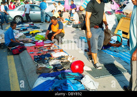 Menschen am Flohmarkt in Chinatown in Kuala Lumpur. Stockfoto