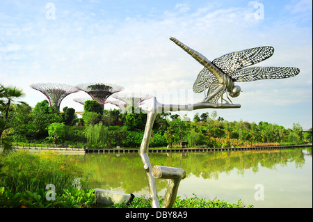 Libelle-Skulptur im Garten an der Bucht in Singapur Stockfoto