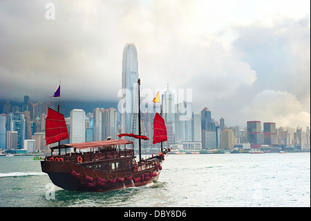 Traditionellen chinesischen Stil Segelboot segeln im Hafen von Hongkong Stockfoto