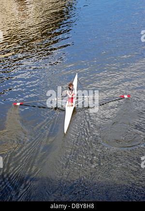 Ein Ruderer üben auf den Arno in Florenz, Italien Stockfoto