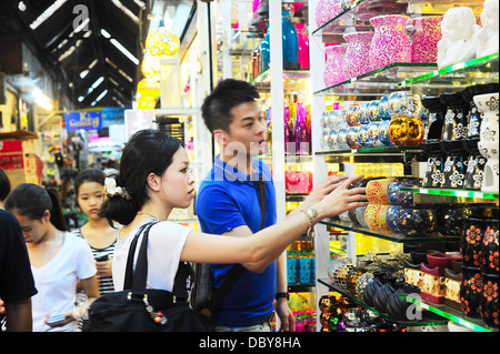 Unbekannte Menschen beim Einkaufen in Chatuchak-Wochenendmarkt in Bangkok, Thailand. Stockfoto