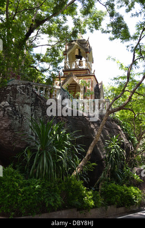 Glockenturm am Wat Tham Klong Phen Nongbualamphu auf Felsen gesetzt Stockfoto