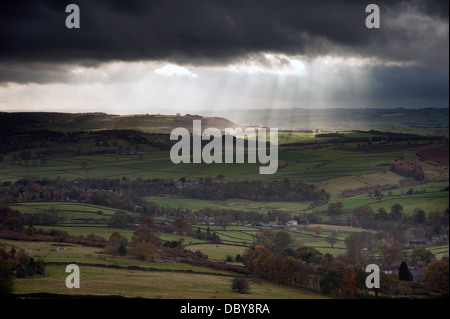 Sonnenstrahlen über große Moor im Peak District National Park im Herbst Stockfoto