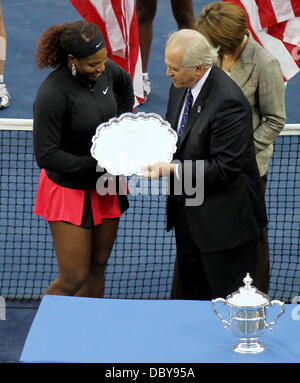 Serena Williams erhält ihre Trophäe der US Open-Frauen Endspiels zwischen Serena Williams V Samantha Stosur am Tag 14 im USTA Billie Jean King National Tennis Center in Flushing, Queens. Samantha Stosur gewann in zwei Sätzen 6-2, 6-3. New York City, USA - 11.09.11 Stockfoto