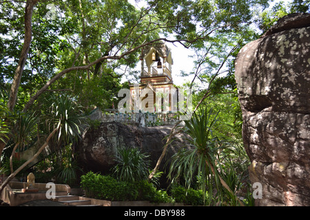 Glockenturm am Wat Tham Klong Phen Nongbualamphu auf Felsen gesetzt Stockfoto