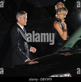 George Clooney und Stacy Keibler nach dem Besuch der Fox Searchlight Pictures, Belvedere Vodka und Vanity Fair Feier des "Martha Marcy May Marlene" und "The Descendants" im Thompson Hotel während 2011 Toronto International Film Festival Toron Stockfoto