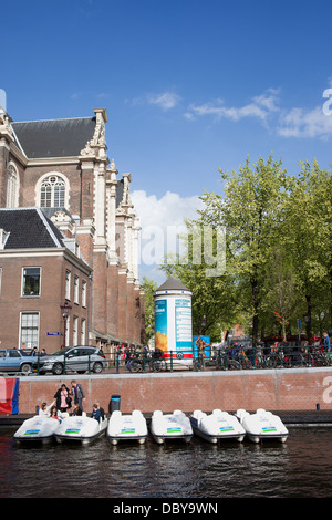 Tretboote am Prinsengracht Kanal Wasser neben der Westerkerk in Amsterdam, Niederlande verankert. Stockfoto