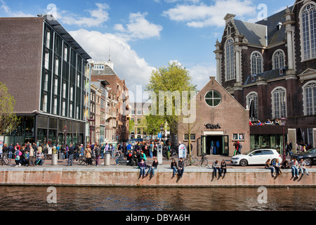 Stadt Amsterdam, auf der linken Anne Frank House, auf der rechten Seite Westerkerk, Prinsengracht Kanal, Holland, Niederlande Stockfoto