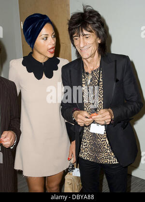 Ana Araujo und Ronnie Wood, auf dem Parkett des BGC Partners Charity Day, die jedes Jahr stattfindet, um 658 Mitarbeiter des Unternehmens zu gedenken, die bei den 9/11-Anschlägen auf das World Trade Center ums Leben gekommen.  London, England - 12.09.11 Stockfoto