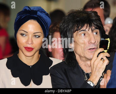 Ronnie Wood und Ana Araujo, auf dem Parkett des BGC Partners Charity Day, die jedes Jahr stattfindet, um 658 Mitarbeiter des Unternehmens zu gedenken, die bei den 9/11-Anschlägen auf das World Trade Center ums Leben gekommen.  London, England - 12.09.11 Stockfoto