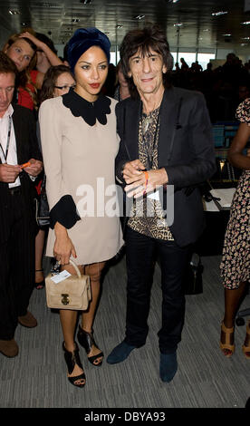 Ronnie Wood und Ana Araujo, auf dem Parkett des BGC Partners Charity Day, die jedes Jahr stattfindet, um 658 Mitarbeiter des Unternehmens zu gedenken, die bei den 9/11-Anschlägen auf das World Trade Center ums Leben gekommen.  London, England - 12.09.11 Stockfoto