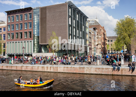 Die Menschen in der Warteschlange zum Anne Frank Haus Museum, das Boot auf der Prinsengracht, Holland, Niederlande. Stockfoto