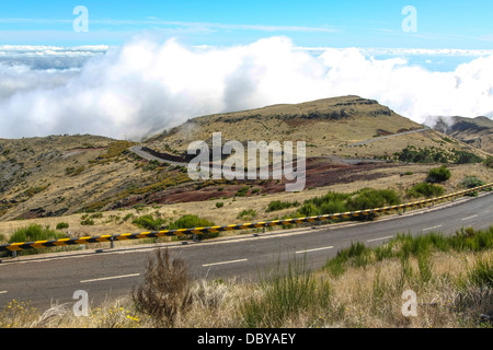 Über den Wolken Schneiden gewundene Straßen die Berge von Ilha da Madeira (Insel Madeira), Portugal. Stockfoto