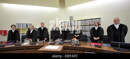 München, Deutschland. 6. August 2013. Vorsitzender Richter Manfred Goetzl (4-L) und seine Sicherheit im Senat stehen in einem Gerichtssaal in München, 6. August 2013. Der Prozess um die Morde und Terroranschläge von der nationalen sozialistischen Untergrund (NSU) heute an das Oberlandesgericht in München fortgesetzt. Foto: PETER KNEFFEL/Dpa/Alamy Live News Stockfoto