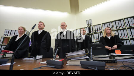 München, Deutschland. 6. August 2013. Vorsitzende Richter Manfred Goetzl (C) und seine Sicherheit im Senat stehen in einem Gerichtssaal in München, 6. August 2013. Der Prozess um die Morde und Terroranschläge von der nationalen sozialistischen Untergrund (NSU) heute an das Oberlandesgericht in München fortgesetzt. Foto: PETER KNEFFEL/Dpa/Alamy Live News Stockfoto