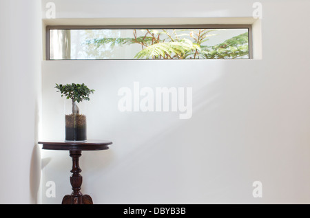 Lange Fenster im modernen Haus über Tabelle Stockfoto