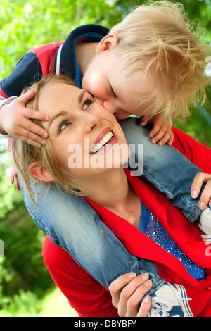 Glückliche Mutter und Sohn haben einen schönen Tag im park Stockfoto