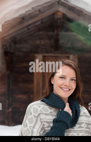 Porträt der lächelnde Frau im Schnee Außenkabine Stockfoto