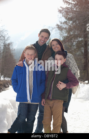 Porträt des Lächelns Familie im verschneiten lane Stockfoto