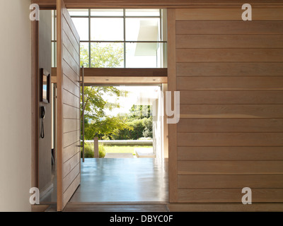 Offene Tür im modernen Haus Stockfoto