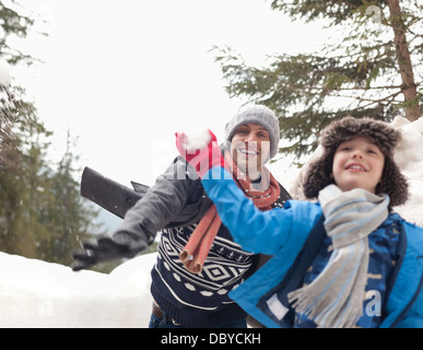 Vater und Sohn genießen Schneeball kämpfen Stockfoto