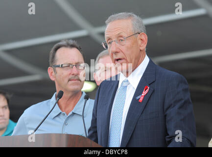 Stephen Ross Statue Engagement für Joe Robbie vor Miami Delphine 2011 Saisonauftakt zu Hause gegen die New England Patriots Miami Florida, USA - 12.09.11 Stockfoto