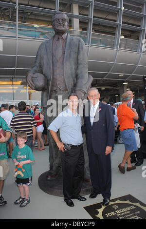 Tim Robbie, Stephen Ross Statue Engagement für Joe Robbie vor Miami Delphine 2011 Saisonauftakt zu Hause gegen die New England Patriots Miami Florida, USA - 12.09.11 Stockfoto