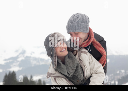Porträt von begeisterten paar umarmt mit Bergen im Hintergrund Stockfoto
