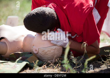 CPR-Praktiker Airways an Dummy Prüfung Stockfoto