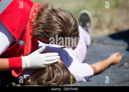 CPR-Praktiker Airways an Dummy Prüfung Stockfoto