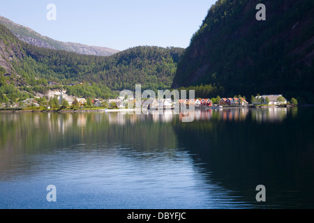 Mo Modalen Norwegen Europas Blick auf attraktive Dorf am Ende des Mofjorden Stockfoto