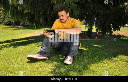 College-Student auf dem Rasen in der Sonne liegen Stockfoto