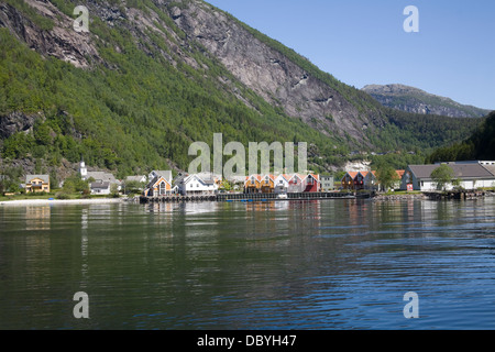 Mo Modalen Norwegen Europas Blick auf attraktive Dorf am Ende des Mofjorden Stockfoto