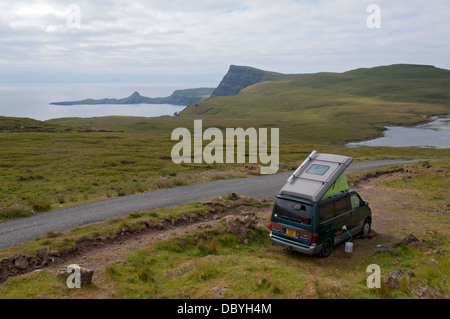 Kleines Wohnmobil Wild lagerten in der Nähe von Waterstein Head, Duirinish Küste, Isle Of Skye, Schottland Stockfoto