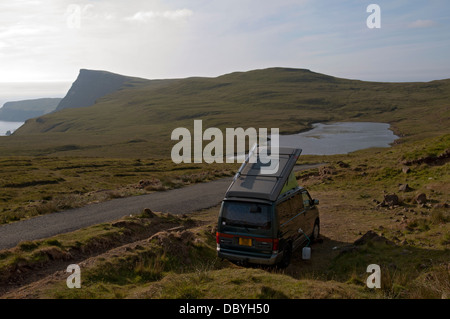 Kleines Wohnmobil Wild lagerten in der Nähe von Waterstein Head, Duirinish Küste, Isle Of Skye, Schottland Stockfoto